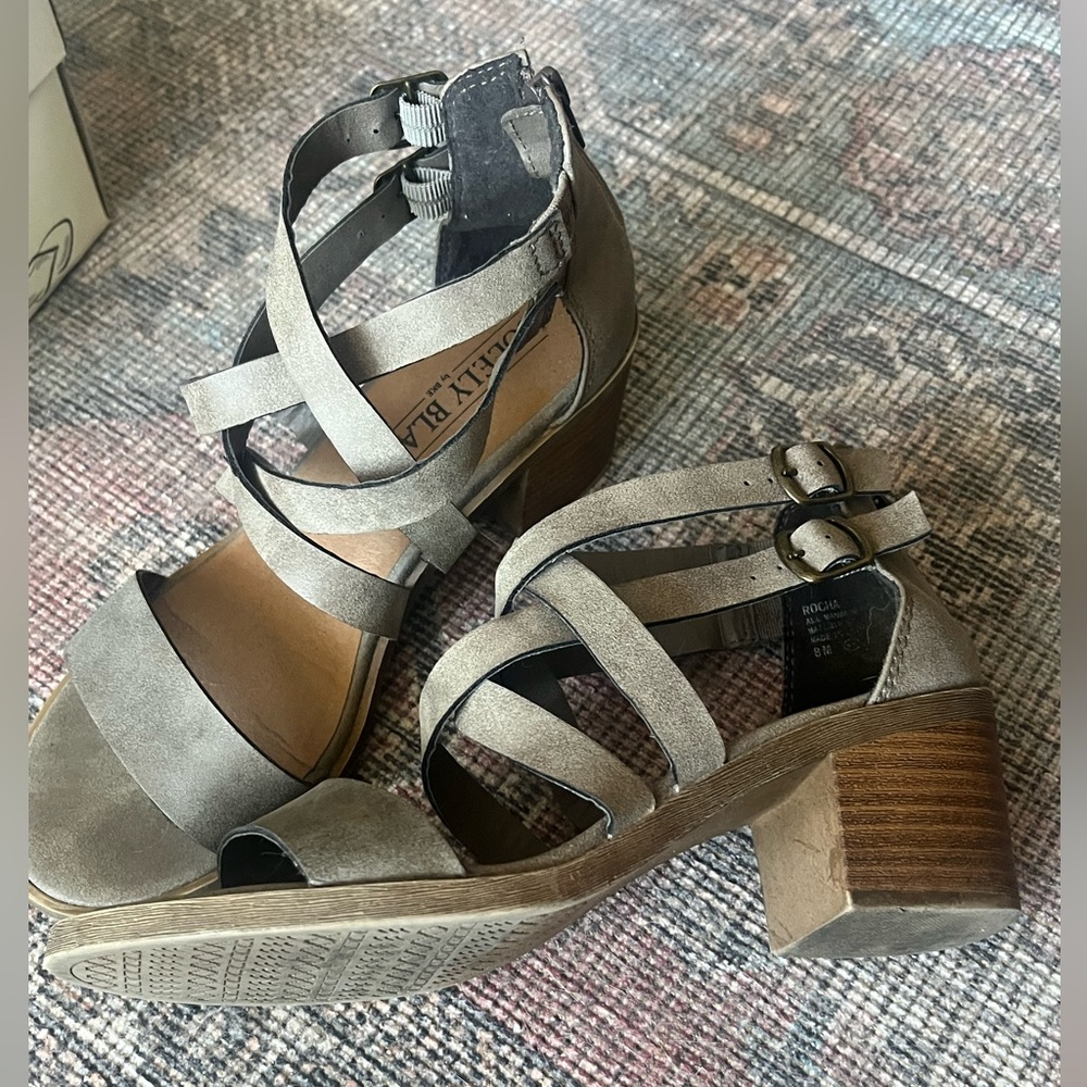 Buckle Solely Black by BKE Rocha Gray/Taupe Strappy Block Heel Sandals 8M